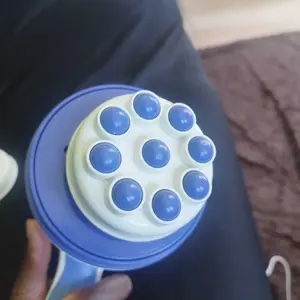 Foto de cliente com o disco de nove gomos do massageador