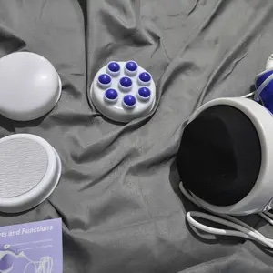 Foto de cliente do massageador e acessórios sobre a cama